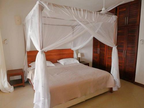 Suite apartment, pool, beach access nearby C224