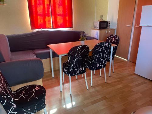 Mobil-home au bord de l’eau in Ντίνζ Mobil-home au bord de l’eau in Ντίνζ