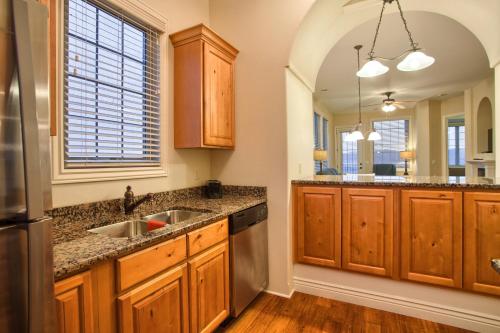 在meiguo.com看到的Cliffs Resort Table Rock Lake的介绍图片