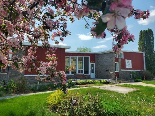 A szálláshely kívülről, Auberge Mélilot (Auberge Melilot) in Dolbeau-Mistassini (QC) A szálláshely kívülről, Auberge Mélilot (Auberge Melilot) in Dolbeau-Mistassini (QC)