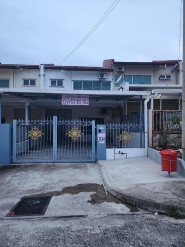 Balcony/terrace, 4R4B SDK Traveler Modern loft overlooking downtown near Bao Gong Temple Balcony/terrace, 4R4B SDK Traveler Modern loft overlooking downtown near Bao Gong Temple