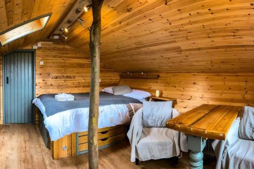 Wooden tiny house Glamping cabin with hot tub 1 in Tuxford Wooden tiny house Glamping cabin with hot tub 1 in Tuxford