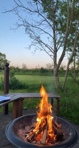 Wooden tiny house Glamping cabin with hot tub 1 in Tuxford Wooden tiny house Glamping cabin with hot tub 1 in Tuxford