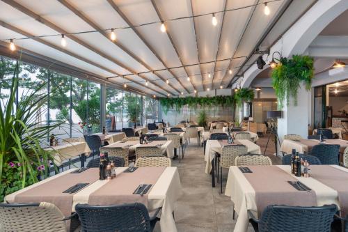 Restaurant, Hotel Central Beach 9 in Makarska Restaurant, Hotel Central Beach 9 in Makarska
