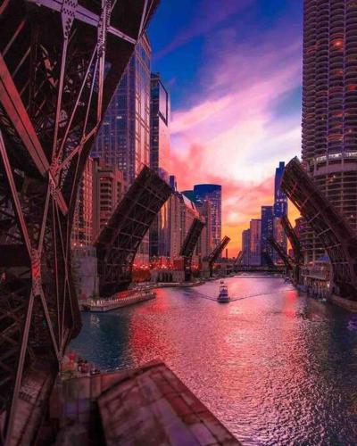 The Ultimate Escape. Unpack, Relax, Enjoy!Sleeps14 in South O'Hare The Ultimate Escape. Unpack, Relax, Enjoy!Sleeps14 in South O'Hare