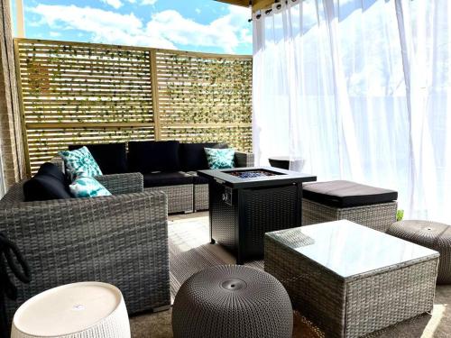 The Ultimate Escape. Unpack, Relax, Enjoy!Sleeps14 in South O'Hare The Ultimate Escape. Unpack, Relax, Enjoy!Sleeps14 in South O'Hare