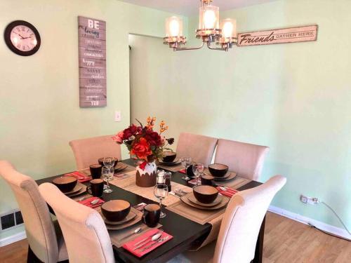 The Ultimate Escape. Unpack, Relax, Enjoy!Sleeps14 in South O'Hare The Ultimate Escape. Unpack, Relax, Enjoy!Sleeps14 in South O'Hare