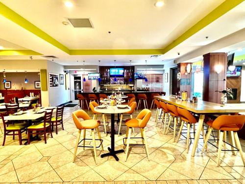 Bar/lounge, Holiday Inn Toledo - Maumee I-80/90 By IHG in Maumee Bar/lounge, Holiday Inn Toledo - Maumee I-80/90 By IHG in Maumee