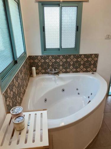 Pezsgőfürdő, בקתה במטע מושב אליעד in Eliad Pezsgőfürdő, בקתה במטע מושב אליעד in Eliad