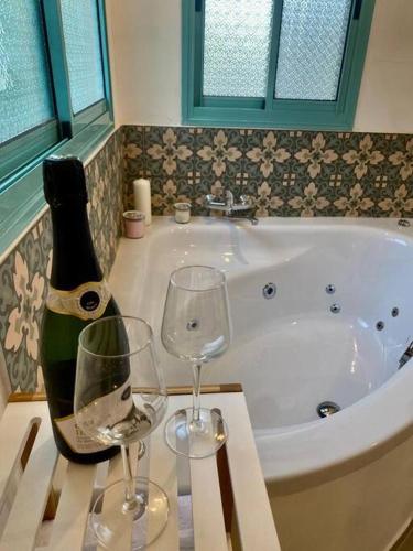 Hot tub, בקתה במטע מושב אליעד in Eliad Hot tub, בקתה במטע מושב אליעד in Eliad