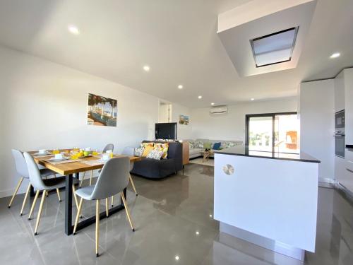 ห้องครัว, TAVIRA GRAND BALCONY WITH POOL by HOMING in กาบานาส ห้องครัว, TAVIRA GRAND BALCONY WITH POOL by HOMING in กาบานาส