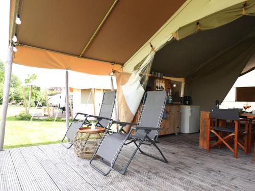 Erkély/terasz, Safari Tent in Friesland near Nature in Twijzelerheide Erkély/terasz, Safari Tent in Friesland near Nature in Twijzelerheide