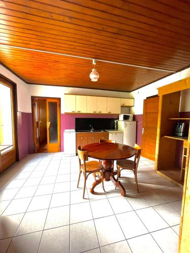 Kitchen, Le Retro in La Chapelle-d'Abondance Kitchen, Le Retro in La Chapelle-d'Abondance