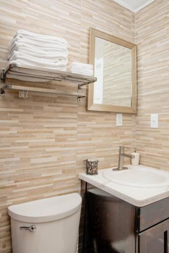 Baño, Sheer Bliss BeachView Apt #2 in George Town Baño, Sheer Bliss BeachView Apt #2 in George Town