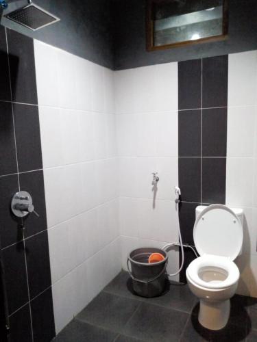 Bathroom, Pendopo Kayuwanan Homestay Syariah in Banguntapan Bathroom, Pendopo Kayuwanan Homestay Syariah in Banguntapan