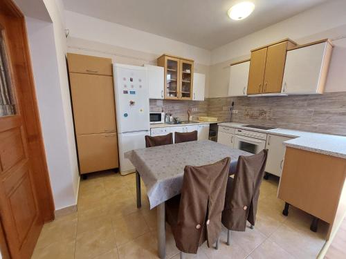 Kitchen, CsaladBarat Vendeglak Szegedi Maganszallashely 9 fo reszere, nagycsaladok es barati tarsasagok resze in Hattyastelep Kitchen, CsaladBarat Vendeglak Szegedi Maganszallashely 9 fo reszere, nagycsaladok es barati tarsasagok resze in Hattyastelep