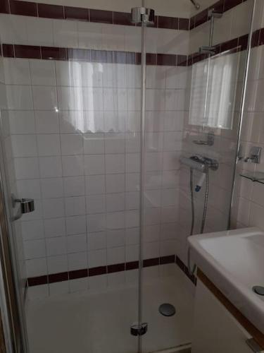 Bathroom, Le Saint Jacques - Gite 2 pieces independant vue sur Paris et jardin in Saint-Prix (Ile-de-France) Bathroom, Le Saint Jacques - Gite 2 pieces independant vue sur Paris et jardin in Saint-Prix (Ile-de-France)