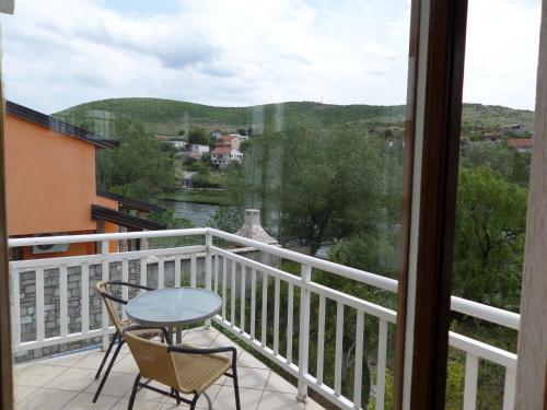 balkon/terras, Holiday Home Iris in Blagaj balkon/terras, Holiday Home Iris in Blagaj