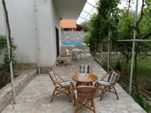 balkon/terras, Holiday Home Iris in Blagaj balkon/terras, Holiday Home Iris in Blagaj