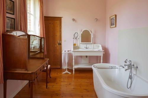 Bathroom, La maison d'Hector in Doudeville Bathroom, La maison d'Hector in Doudeville