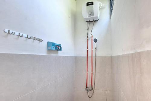 Shower, RedDoorz Syariah near Terminal Bus Giwangan in Banguntapan Shower, RedDoorz Syariah near Terminal Bus Giwangan in Banguntapan