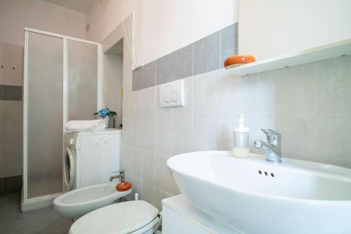 Bathroom, River Apartment - Affitti Brevi Italia in Galbiate Bathroom, River Apartment - Affitti Brevi Italia in Galbiate