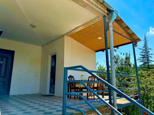 parveke/terassi, Vaso's Guesthouse in Chiat'ura City parveke/terassi, Vaso's Guesthouse in Chiat'ura City