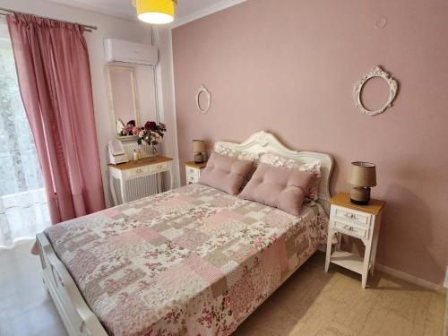 침대, Queen Aspri apartment 3' min to the beach! in 안티키라 침대, Queen Aspri apartment 3' min to the beach! in 안티키라