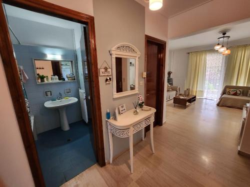 화장실, Queen Aspri apartment 3' min to the beach! in 안티키라 화장실, Queen Aspri apartment 3' min to the beach! in 안티키라