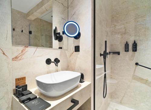 Baño, NYX Hotel Limassol by Leonardo Hotels in Limassol Baño, NYX Hotel Limassol by Leonardo Hotels in Limassol