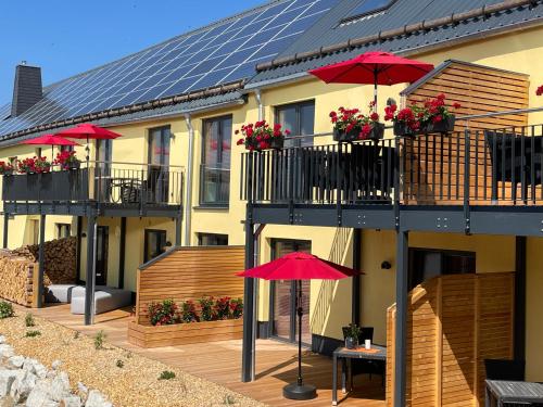 Balcony/terrace, Chalet-Ferienwohnung Schlossblick, 51 qm, Wellness/Fitness/Sauna – Bergrodelhof in Topen Balcony/terrace, Chalet-Ferienwohnung Schlossblick, 51 qm, Wellness/Fitness/Sauna – Bergrodelhof in Topen