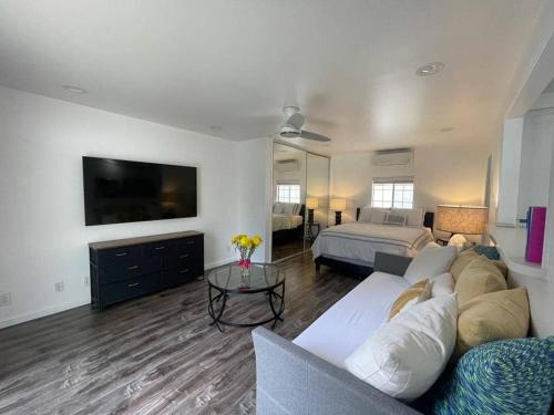 Charming Bright Traditional Home in Sherman Oaks in Sherman Oaks Charming Bright Traditional Home in Sherman Oaks in Sherman Oaks