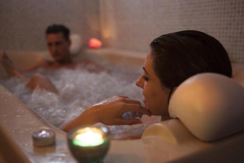 Pezsgőfürdő, Hotel Balneario de la Concepcion in Villatoya Pezsgőfürdő, Hotel Balneario de la Concepcion in Villatoya