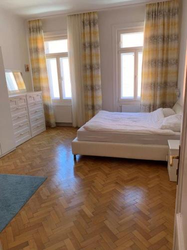 AIR-CONDITIONED LARGE APARTMENT