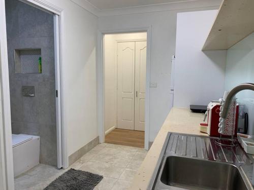 Private 1 bedroom apartment near beach and shops in Maroubra Private 1 bedroom apartment near beach and shops in Maroubra