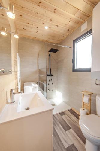Bathroom, Le Laponya - Chalets climatises avec SPA & Borne de recharge in Bressols Bathroom, Le Laponya - Chalets climatises avec SPA & Borne de recharge in Bressols