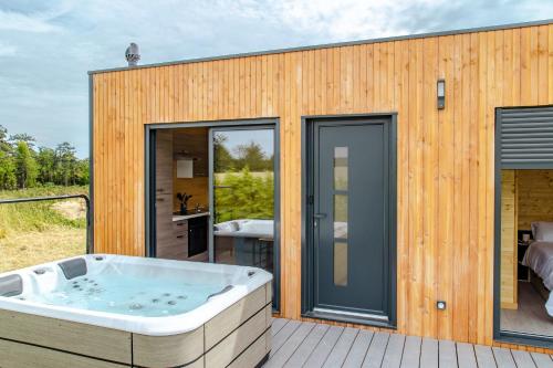 Hot tub, Le Laponya - Chalets climatises avec SPA & Borne de recharge in Bressols Hot tub, Le Laponya - Chalets climatises avec SPA & Borne de recharge in Bressols
