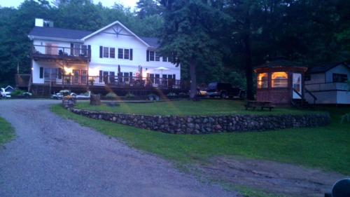 Garden, Little Hawk Resort & Marina in Algonquin Highlands (ON) Garden, Little Hawk Resort & Marina in Algonquin Highlands (ON)