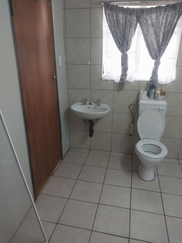 Badeværelse, good time yafe guest house in Bloemfontein Badeværelse, good time yafe guest house in Bloemfontein