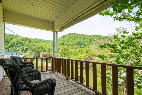 Mountain Serene Views and Creek-side Charm - Pet friendly in Kingwood (WV) Mountain Serene Views and Creek-side Charm - Pet friendly in Kingwood (WV)