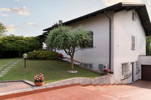 Exterior view, FLOWERS ROOM stanza privata tra Como e Milano in Fino Mornasco Exterior view, FLOWERS ROOM stanza privata tra Como e Milano in Fino Mornasco