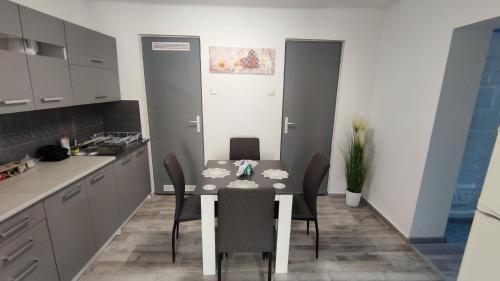ห้องครัว, Freedom-Fehérvár apartman (Freedom-Fehervar apartman) in เฟชสเกปาร์ตี ลาโกเตเลป ห้องครัว, Freedom-Fehérvár apartman (Freedom-Fehervar apartman) in เฟชสเกปาร์ตี ลาโกเตเลป