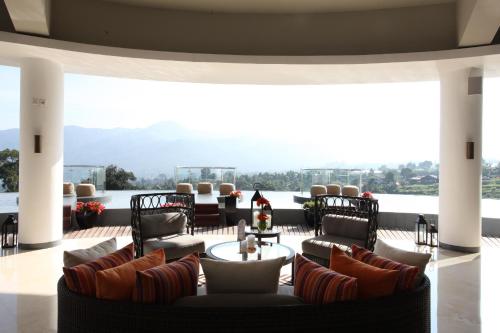 Zona de TV/saló-bar comuns, Pesona Alam Resort & Spa in Puncak Zona de TV/saló-bar comuns, Pesona Alam Resort & Spa in Puncak