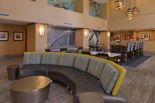 ล็อบบี้, แฮมป์ตัน อินน์ แอนด์ สวีท เบเคอร์สฟิลด์ นอร์ท-แอร์พอร์ต (Hampton Inn & Suites Bakersfield North-Airport) in นอร์ทเบเคอร์สฟิลด์ ล็อบบี้, แฮมป์ตัน อินน์ แอนด์ สวีท เบเคอร์สฟิลด์ นอร์ท-แอร์พอร์ต (Hampton Inn & Suites Bakersfield North-Airport) in นอร์ทเบเคอร์สฟิลด์
