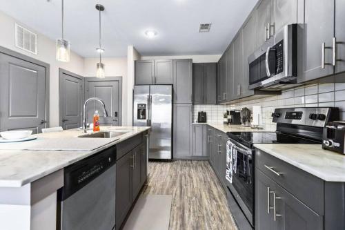 Luxury Buckhead Apartment in Lindridge-Martin Manor Luxury Buckhead Apartment in Lindridge-Martin Manor