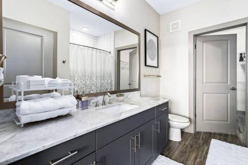 Luxury Buckhead Apartment in Lindridge-Martin Manor Luxury Buckhead Apartment in Lindridge-Martin Manor