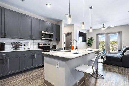 Luxury Buckhead Apartment in Lindridge-Martin Manor Luxury Buckhead Apartment in Lindridge-Martin Manor