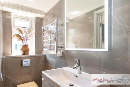 Shower, Beautiful Studio Apartment - London near Hounslow Central Tube Station Shower, Beautiful Studio Apartment - London near Hounslow Central Tube Station