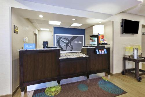 ردهة, Hampton Inn Clinton in Clinton ردهة, Hampton Inn Clinton in Clinton