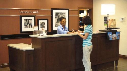 Lobby, Hampton Inn Ozark in Ozark (AL) Lobby, Hampton Inn Ozark in Ozark (AL)